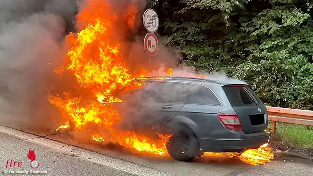 D: Vollbrand eines Pkw auf der A 52 bei Gladbeck