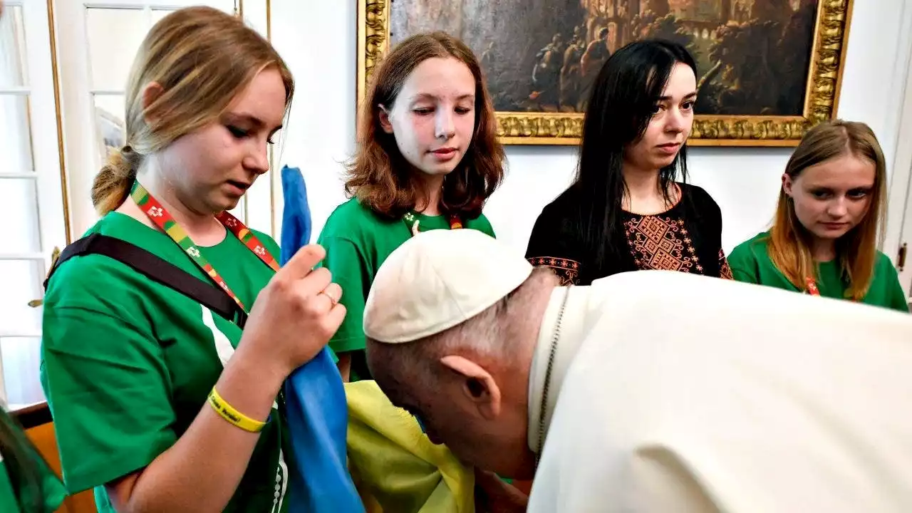 Pope Francis holds private meetings with sex abuse victims, Ukrainian pilgrims at World Youth Day