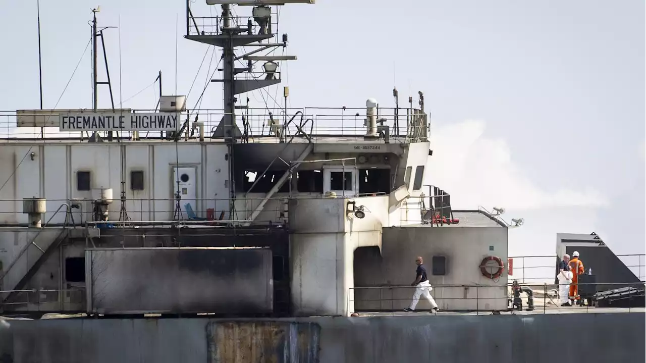 Le cargo qui avait pris feu au large des Pays-Bas a été remorqué jusqu'à un port