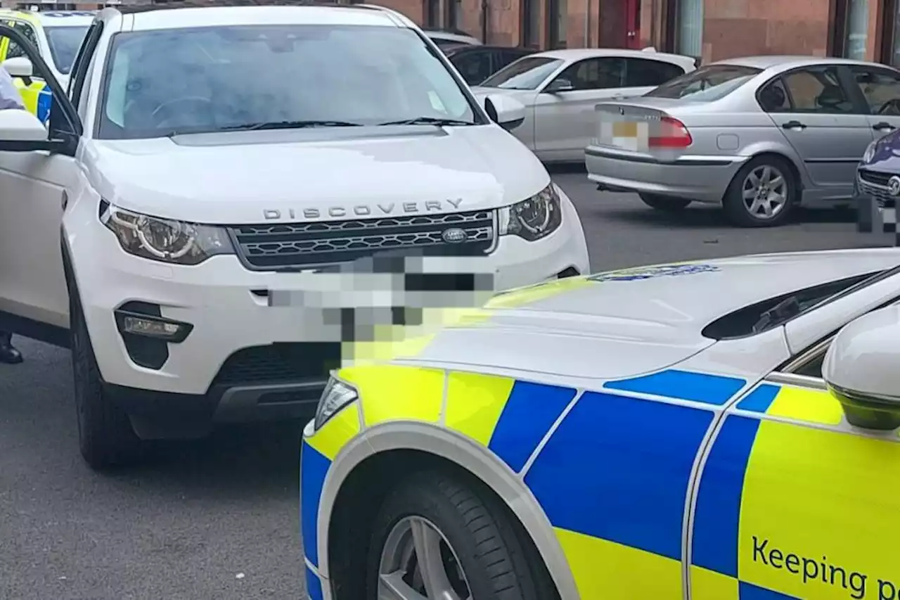 Cops drug-testing Glasgow driver discover their passenger is 'wanted on a warrant'