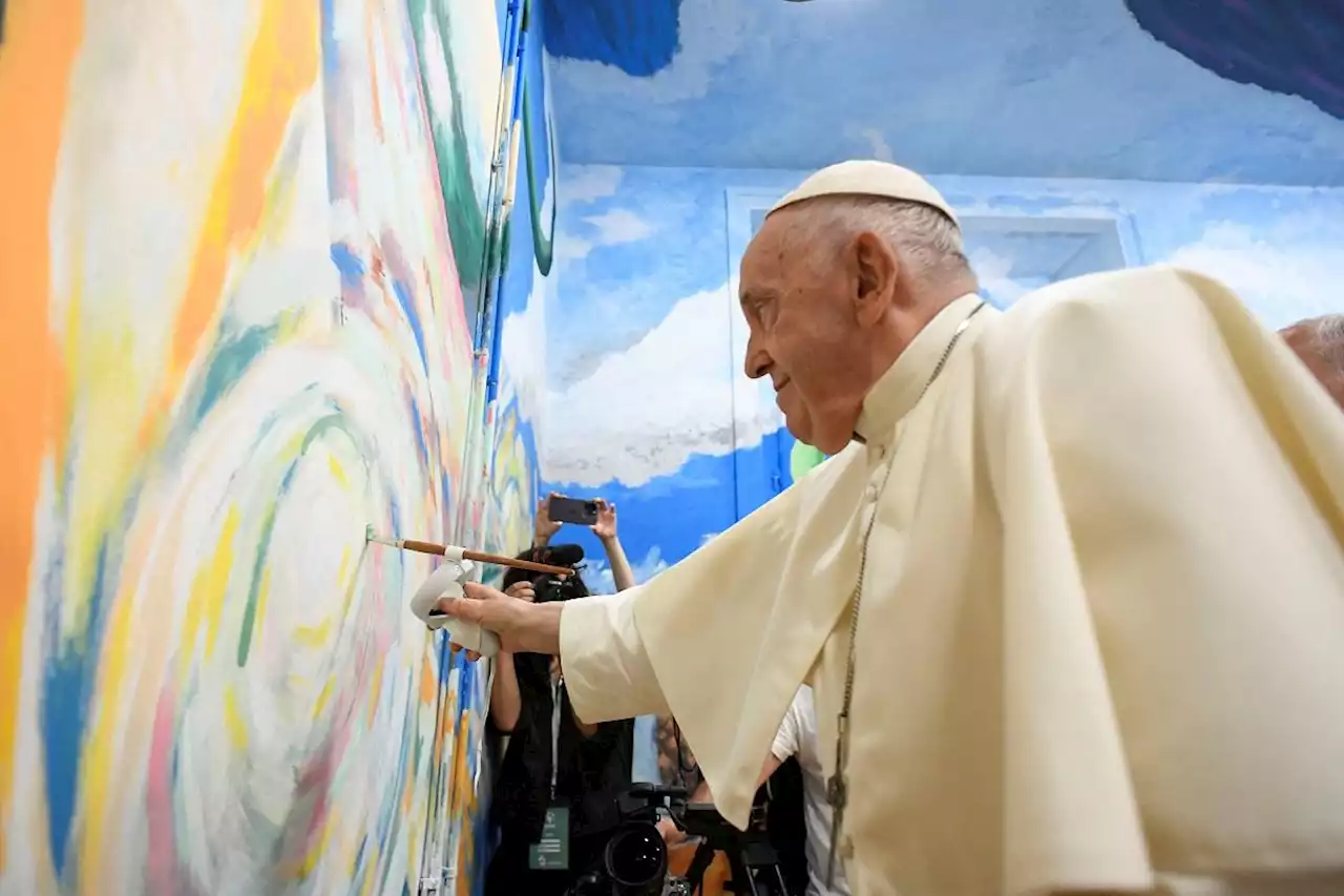 Pope Francis tries his hand at mural painting