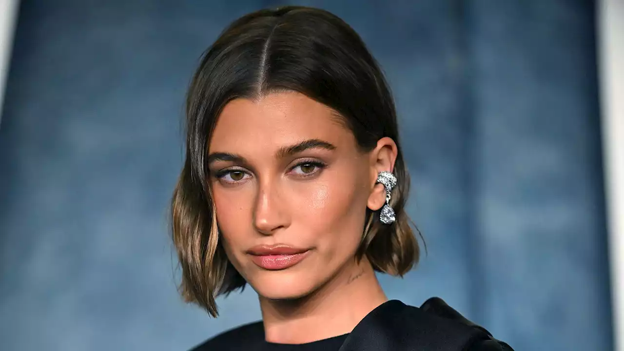 Hailey Bieber : sensuelle, elle pose topless dans une robe nuisette transparente qui dévoile sa poitrine - Grazia