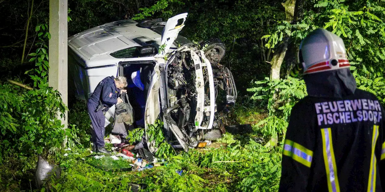 Lenker von Kleintransporter bei Crash eingeklemmt