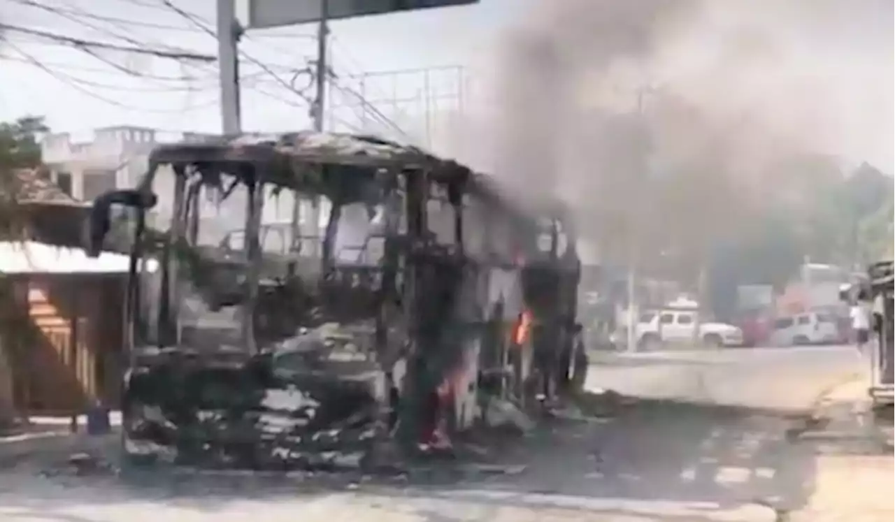 Incendian camiones en carretera Acapulco-Zihuatanejo