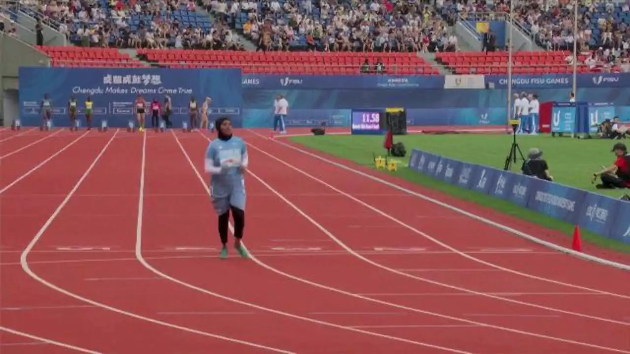 Ai Giochi Universitari l'atleta somala corre i 100 metri in 21 secondi e il video diventa virale. Il governo sospende il presidente della federazione: 'Ci ha resi ridicoli'