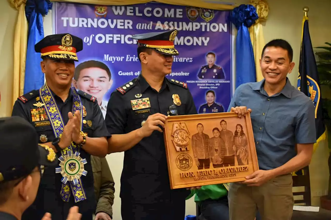 Parañaque Mayor Eric thanks outgoing police chief for service to city