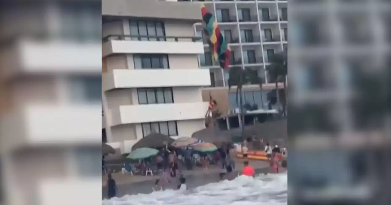 Turista que viajaba en paracaídas quedó colgando en el balcón de un hotel