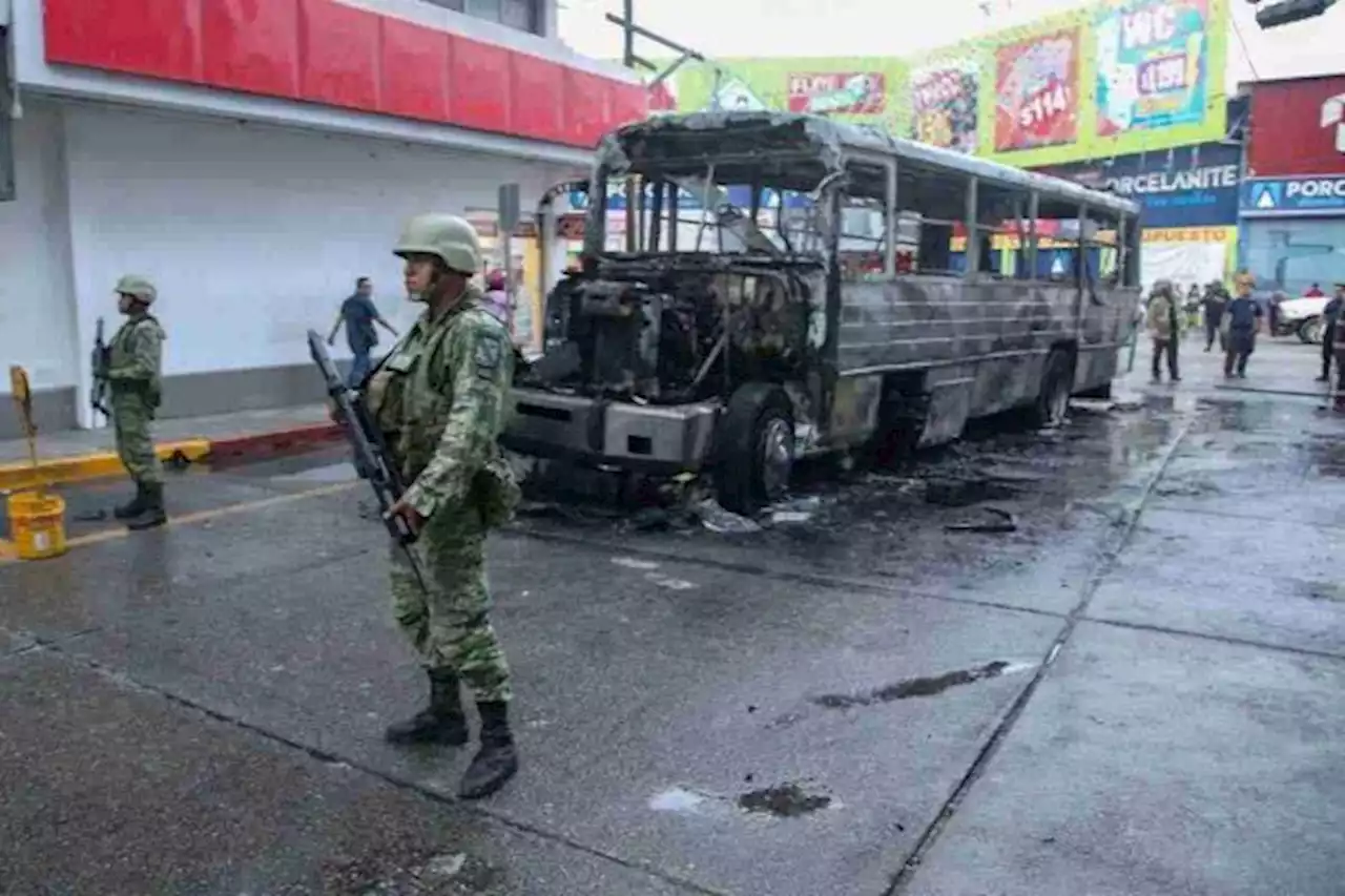 Hombres armados queman 12 vehículos en carretera federal Acapulco-Zihuatanejo; hay una persona detenida