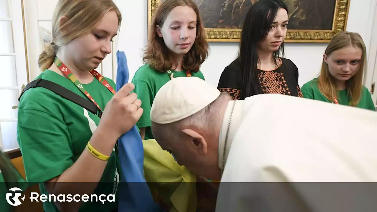 Papa recebe e reza com 15 jovens ucranianos - Renascença