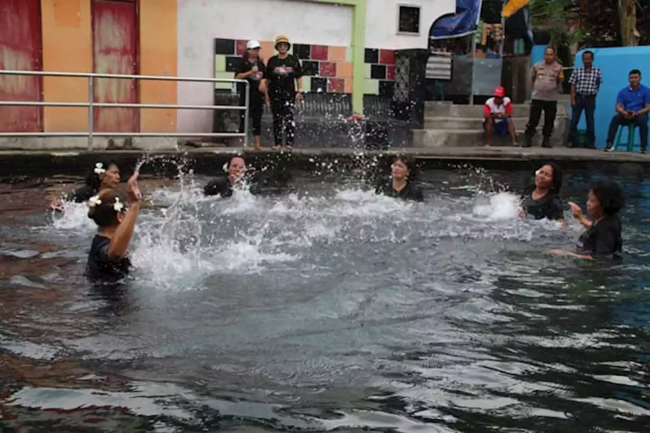 Meriahkan HUT RI, Ibu-ibu Pluneng Klaten Turun ke Air & Memainkan Musik Ciblon