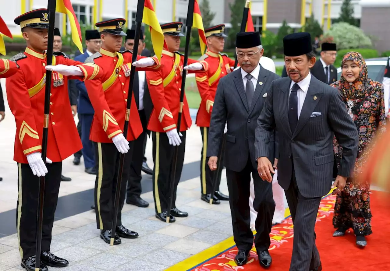 Brunei Sultan accorded state welcome at Istana Negara