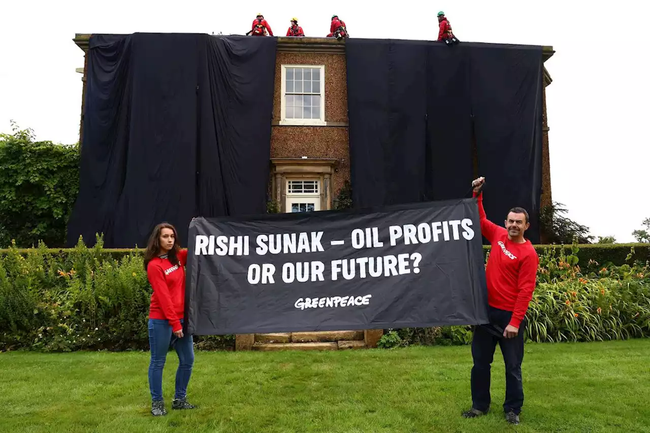 Royaume-Uni : des militants de Greenpeace recouvrent de draps « noir pétrole » le domicile du Premier ministre Rishi Sunak