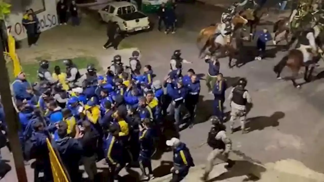 En la previa a Nacional-Boca, graves incidentes entre los hinchas argentinos y la Policía