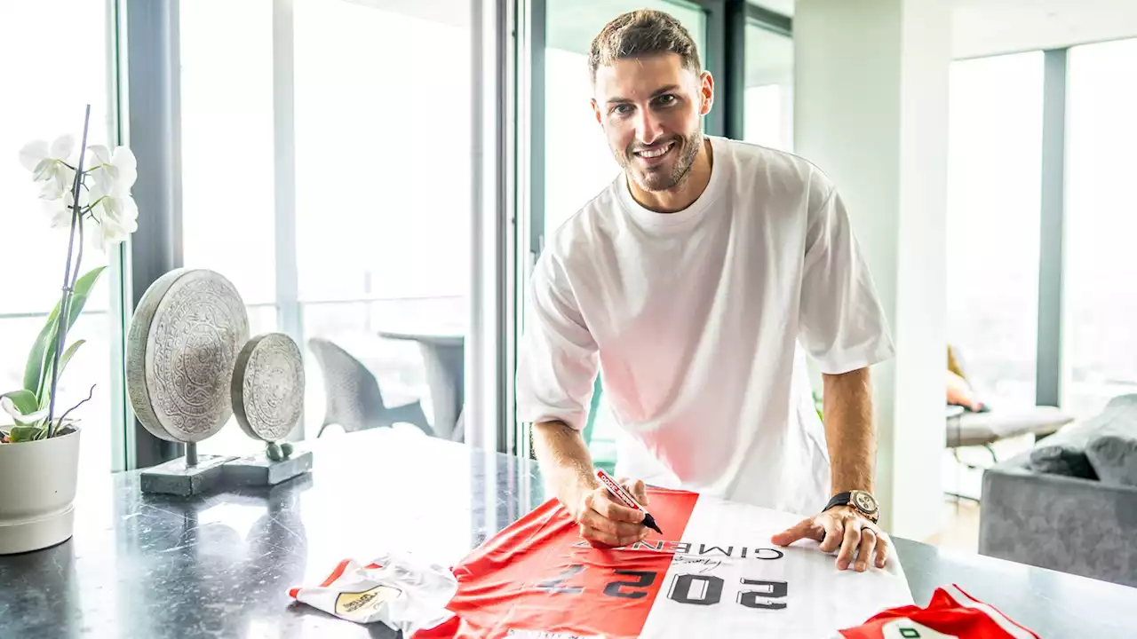 Santiago Giménez renueva contrato con Feyenoord