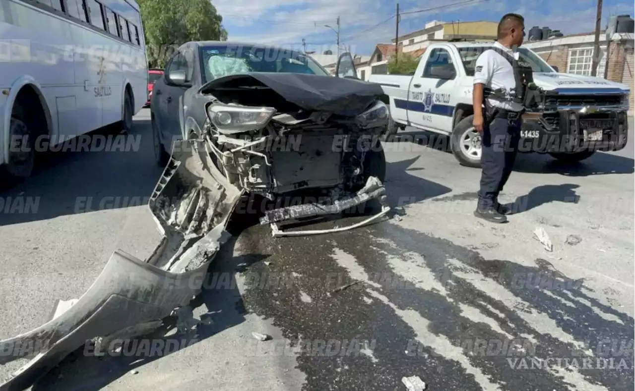 Ignora señalización, choca a vehículo y lo lanza hacia el camellón al norte de Saltillo