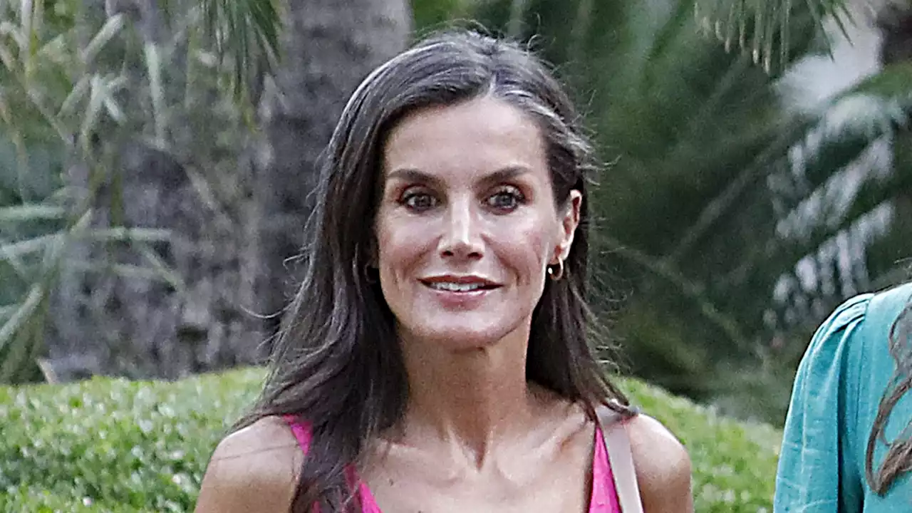 Letizia d'Espagne porte-t-elle le rose Barbie mieux que Margot Robbie ?