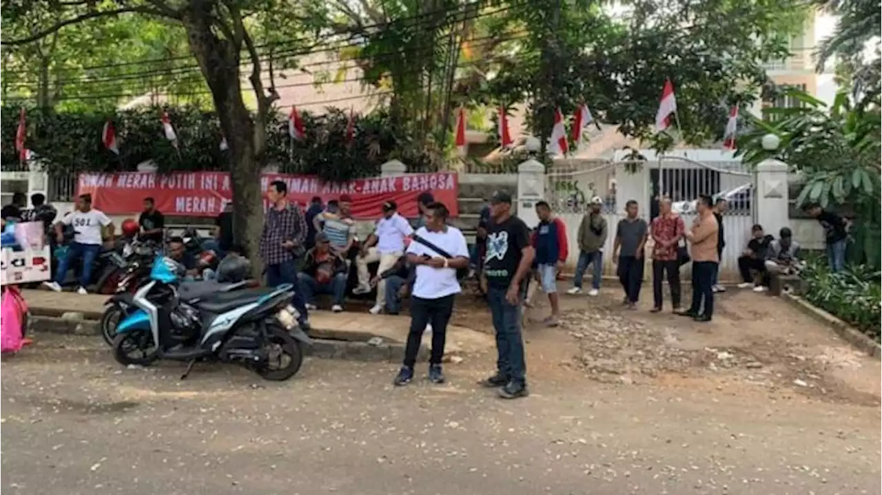 Jelang Disita, Rumah Guruh Soekarnoputra Dipasangi Spanduk 'Merah Putih Harga Mati'