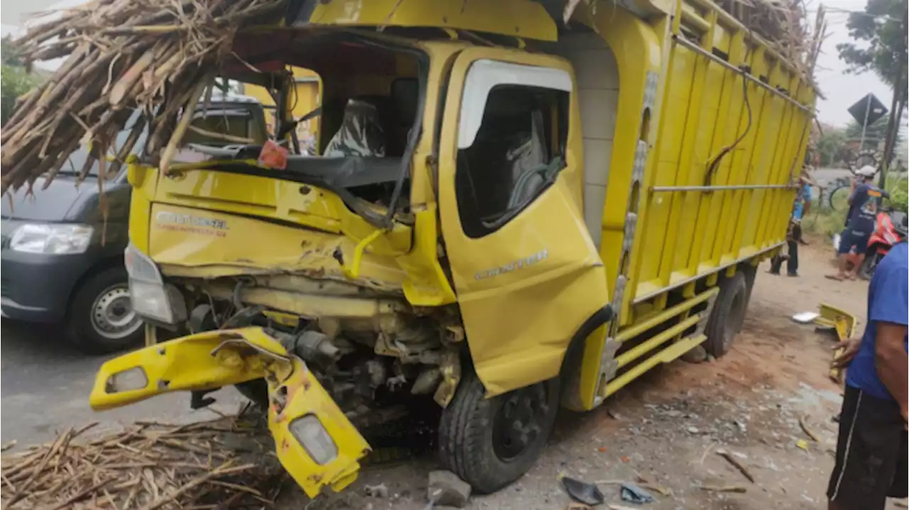 Seruduk Truk yang Ganti Ban, Satu Orang di Jombang Tewas