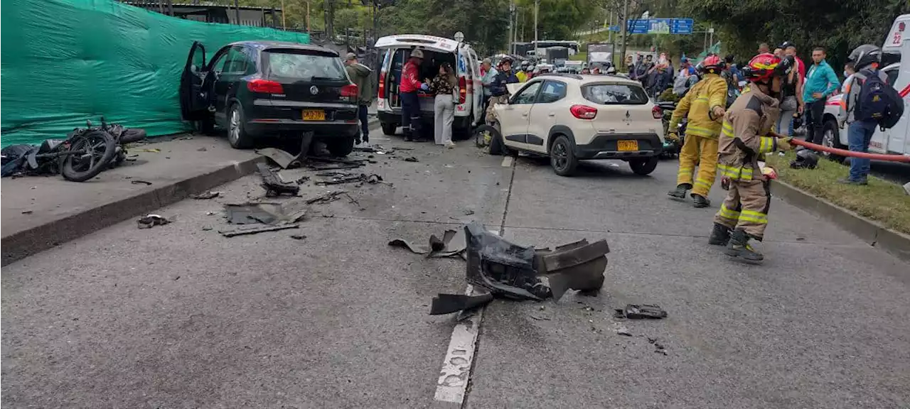 Aparatoso accidente de tránsito en una avenida de Manizales dejó cinco personas heridas