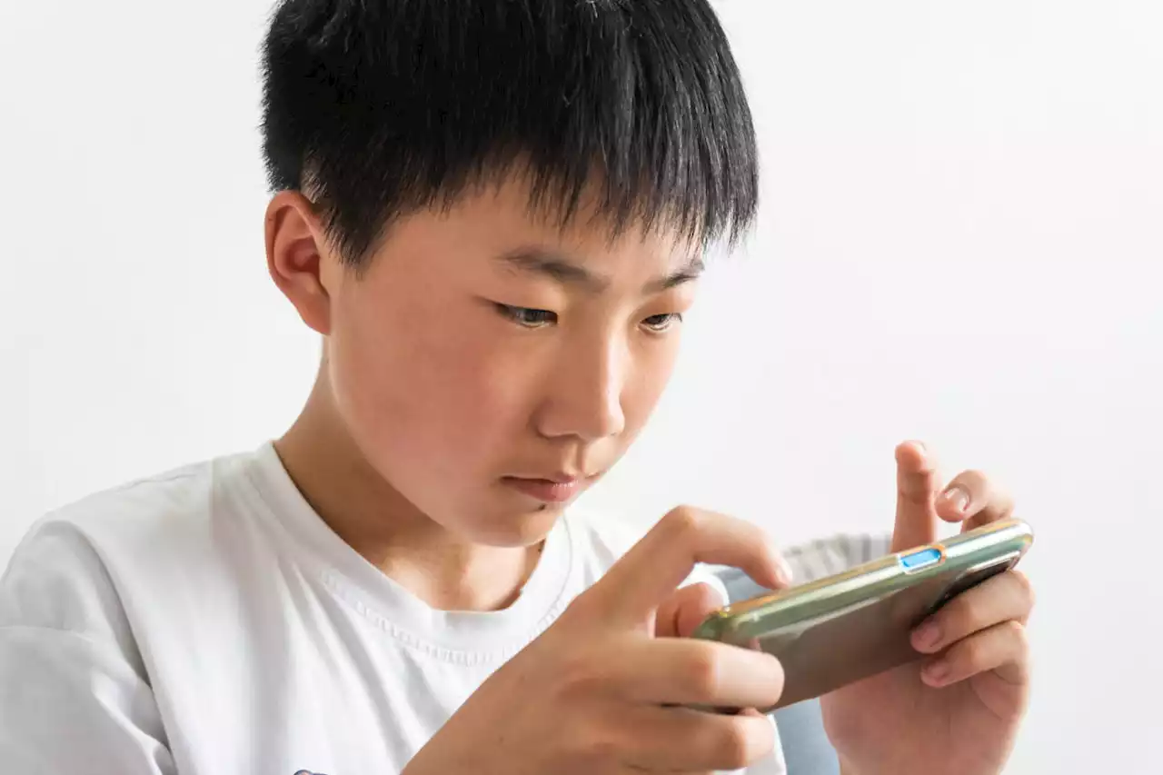 China considers limiting kids' smartphone time to two hours per day