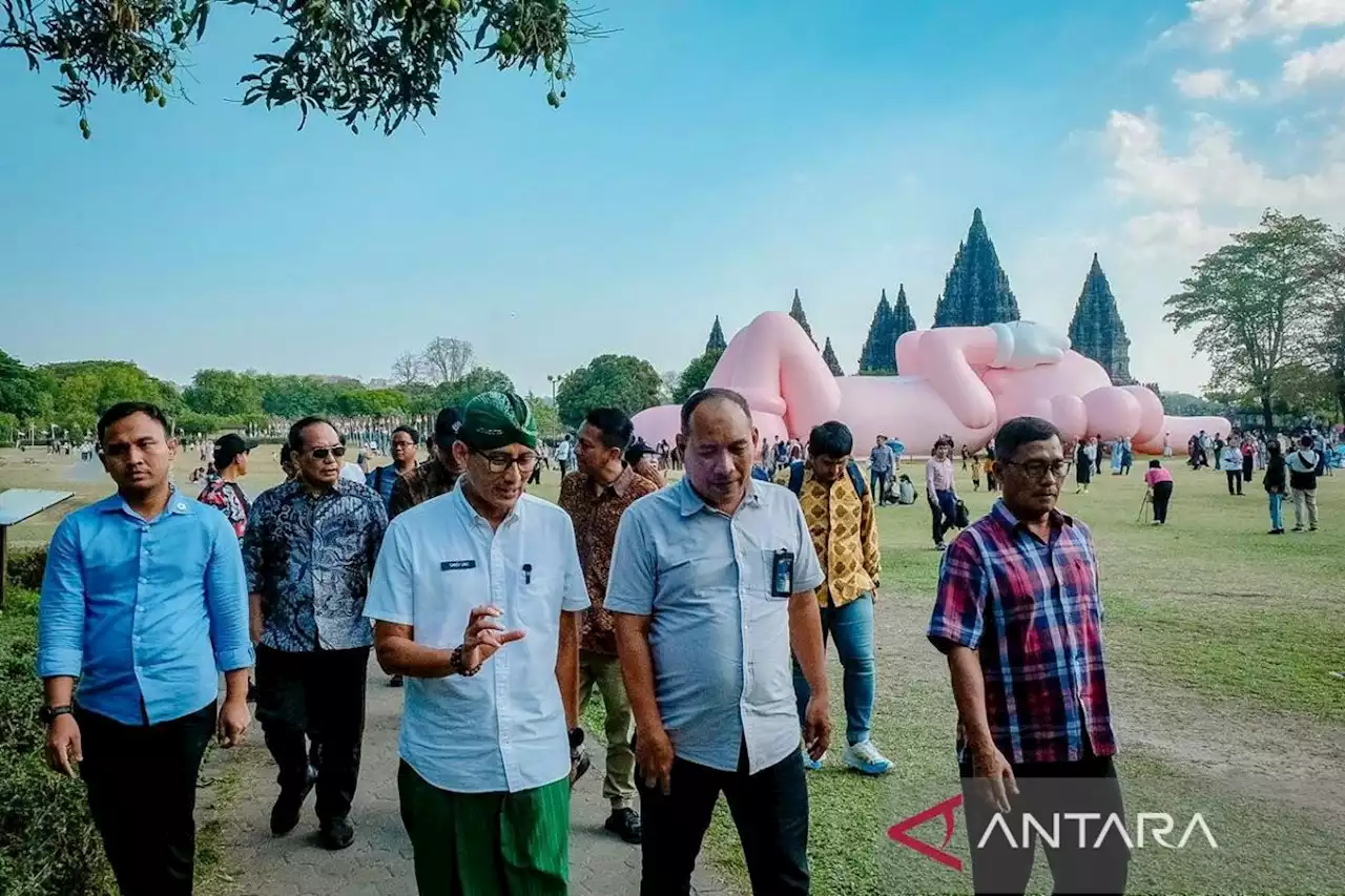 Sandiaga nilai KAWS:Holiday di Candi Prambanan tarik kunjungan wisata