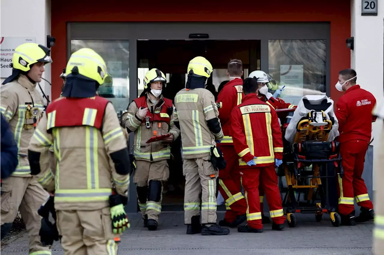 Gasleck in Berlin-Staaken: Feuerwehr evakuiert mehrere Wohnhäuser und einen Supermarkt