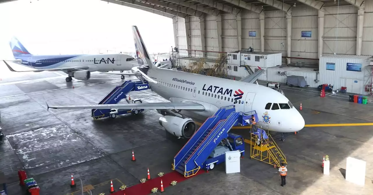 Inspeccionan avión de Latam que aterrizó en Chile por alerta de amenaza de bomba