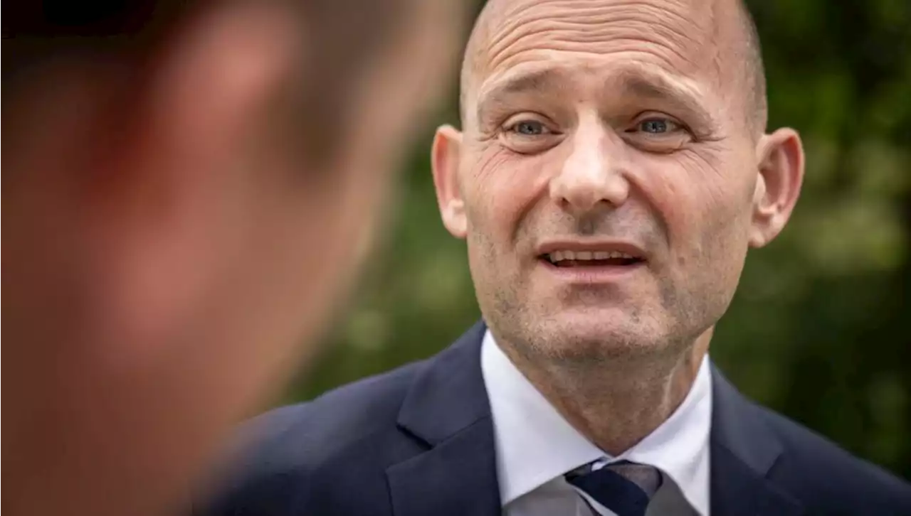 Smækker med døren efter 58 år i partiet: Pape var pinlig