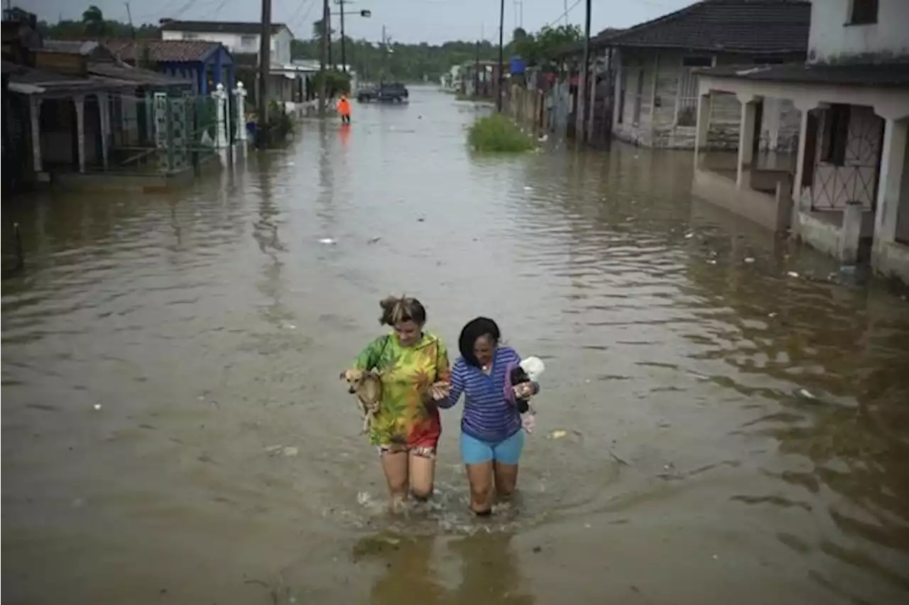 Hurricane Idalia unleashes fury on Georgia and Florida, swamping the coast and closing highways