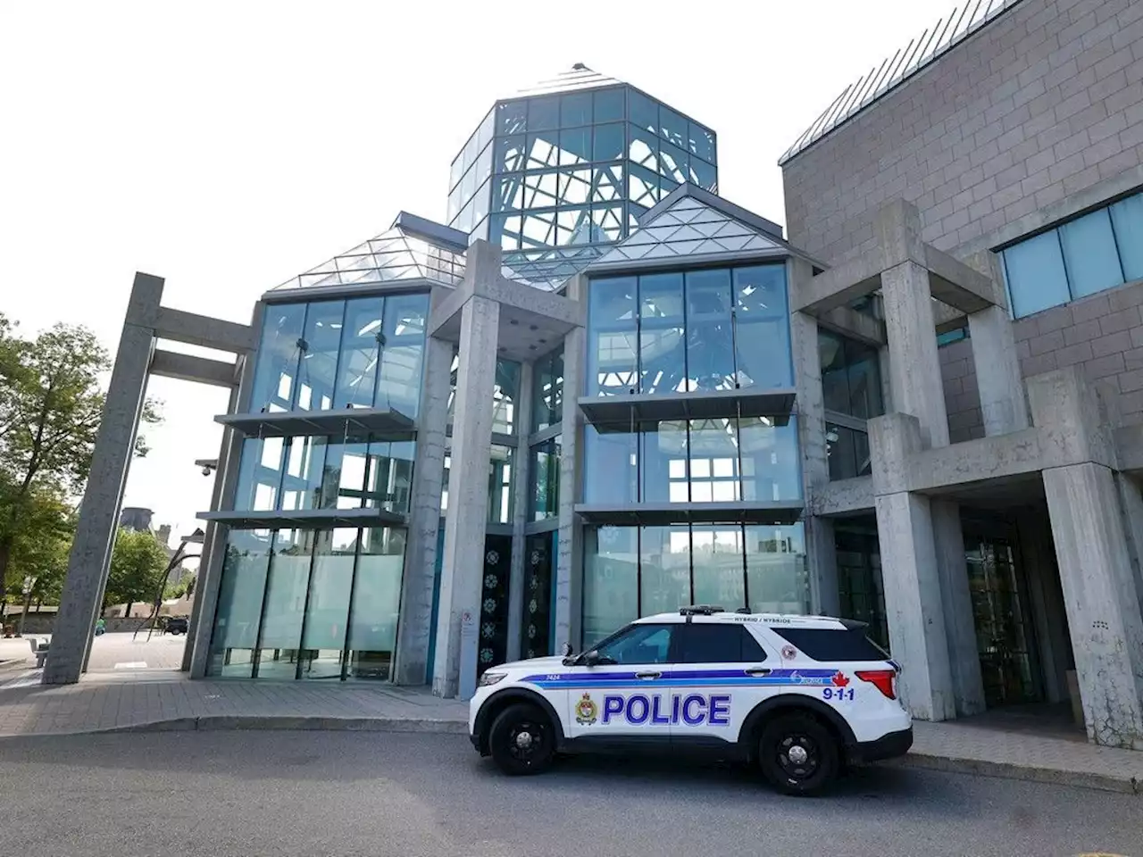 Climate protester throws paint on Thomson painting at National Gallery of Canada; one person arrested