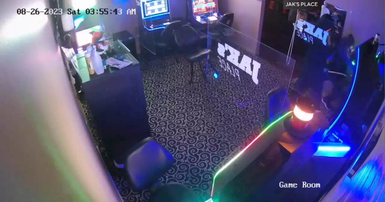 Thieves break into gaming machine at Chicago Ridge lounge, make off with cash box