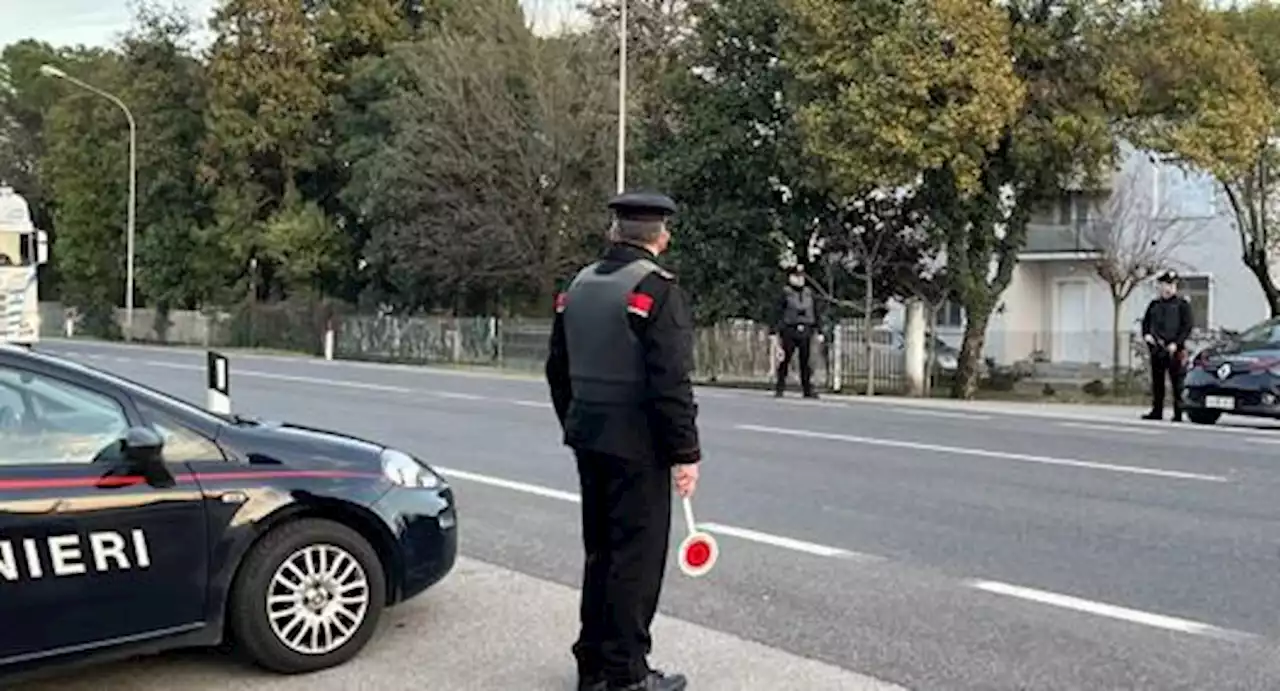 Pordenone, militare armato asserragliato in casa: evacuata la palazzina