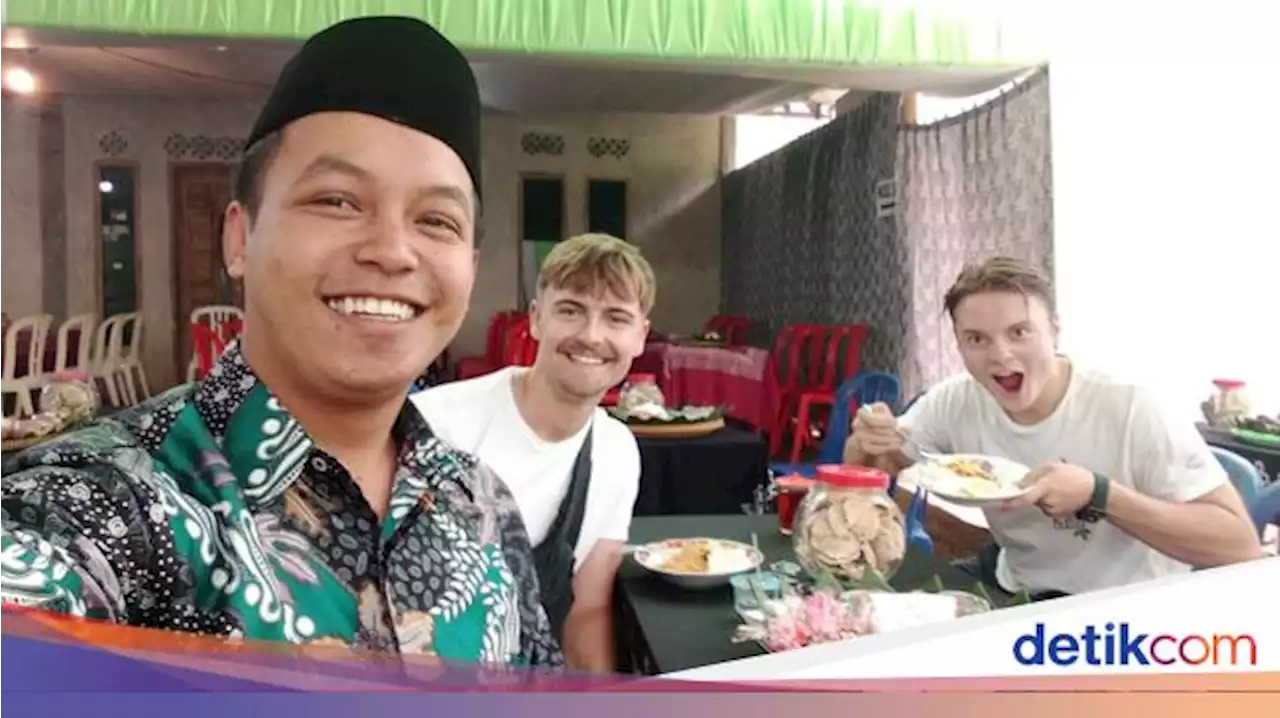 Saat 2 Bule Nyasar Ikut Makan di Kondangan Kulon Progo