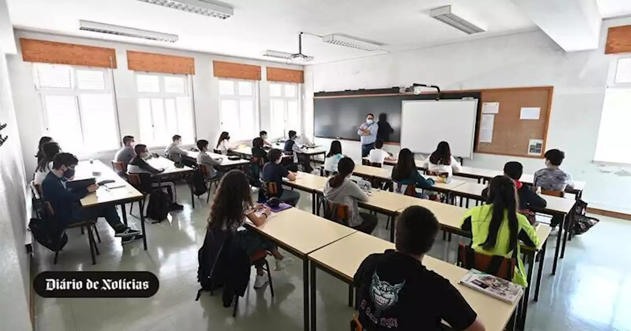 Escolas procuram professores e técnicos especializados para 858 horários vazios