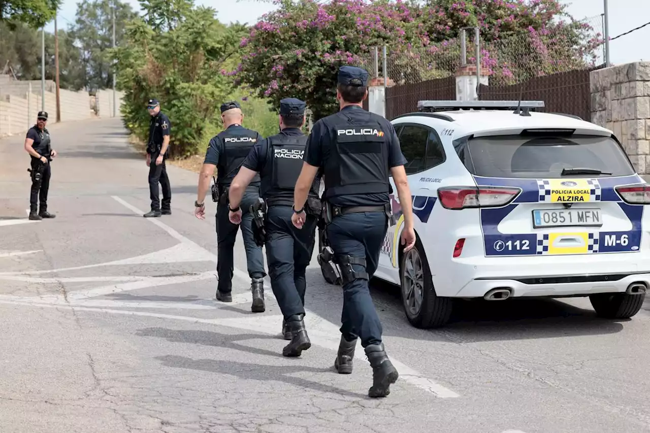 Un policía jubilado se atrinchera y retiene a su expareja en una vivienda de Alzira