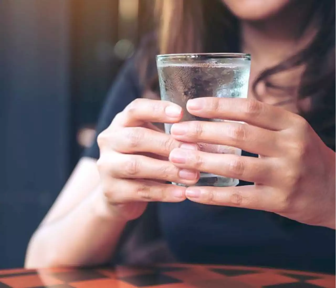 Beber agua es vital, pero excederse es perjudicial: ¿qué cantidad necesito?