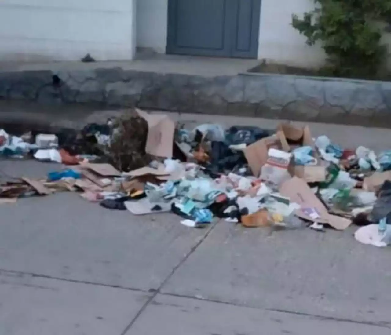 Esquina de la calle El Tancón, convertida en un botadero de basuras