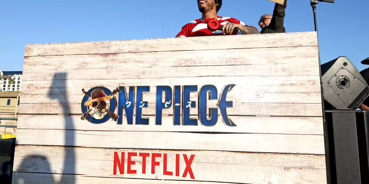 Deux-mille fans en chapeau de paille applaudissent le One Piece de Netflix à Paris