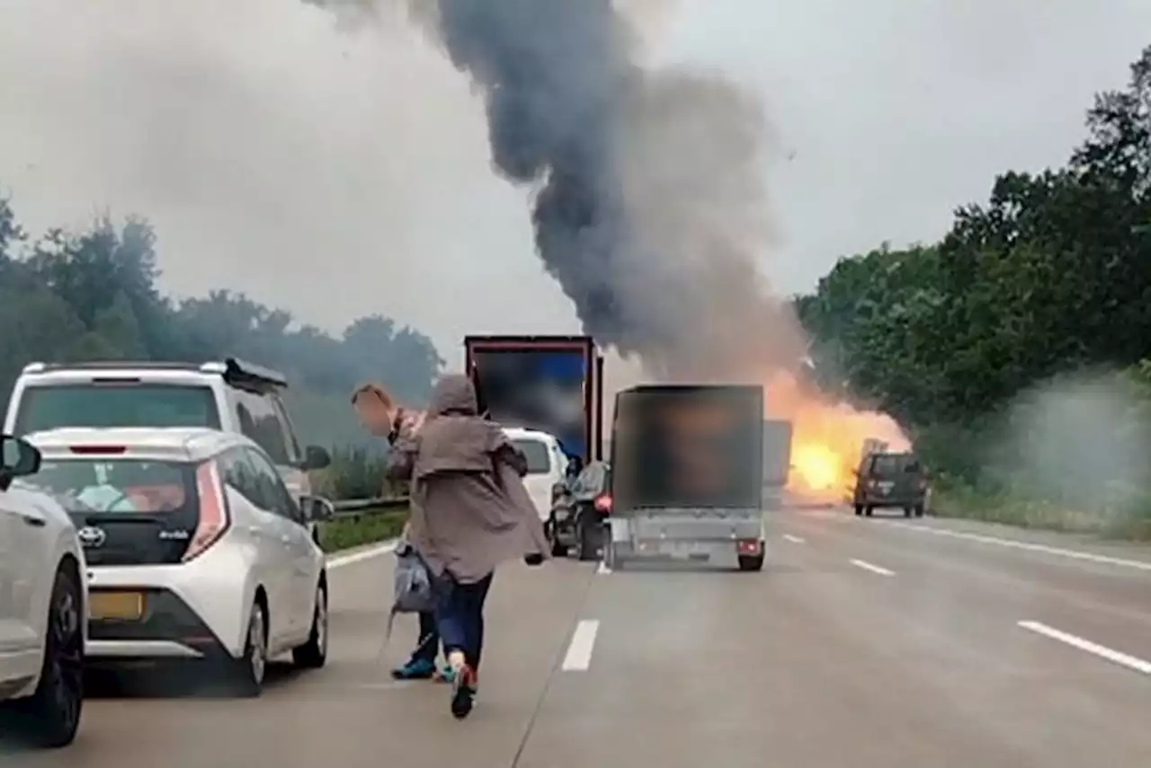 Heftiger Auffahrunfall: Lkw mit Gefahrengut rasen auf A2 ineinander – mehrere Explosionen, zwei Tote