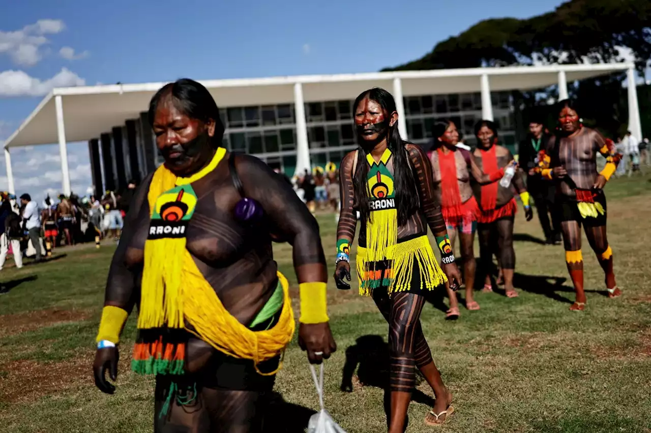 Indígenas marcham rumo ao STF, em Brasília, contra o Marco Temporal