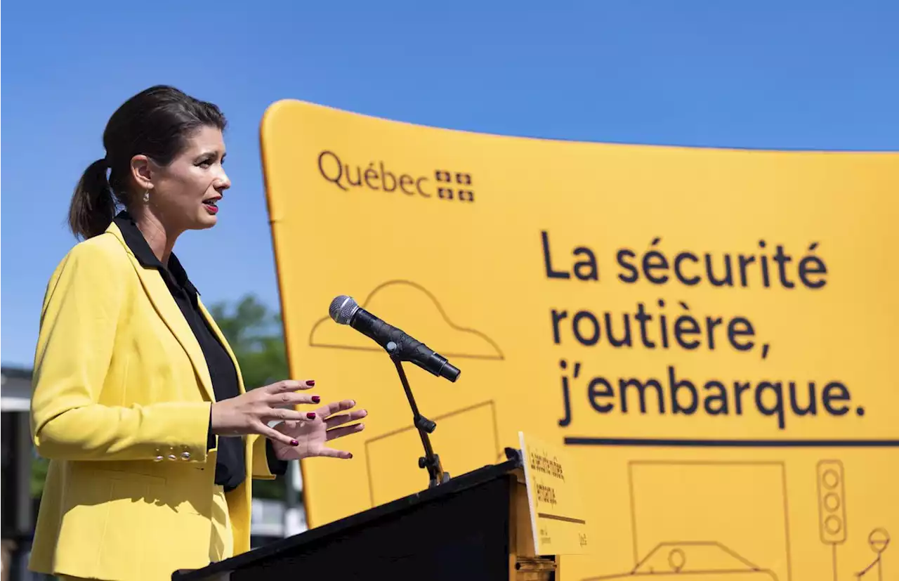 Quebec transport minister apologizes after being photographed without seatbelt