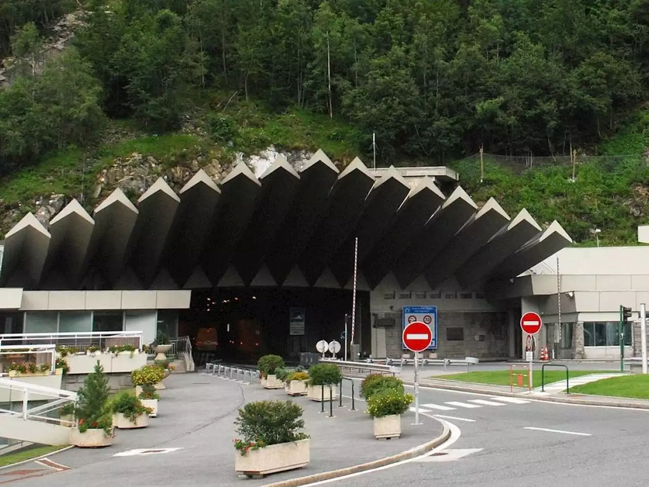 Caos trasporti: dopo la frana al Frejus i lavori sul Traforo del Monte Bianco, cosa accadrà