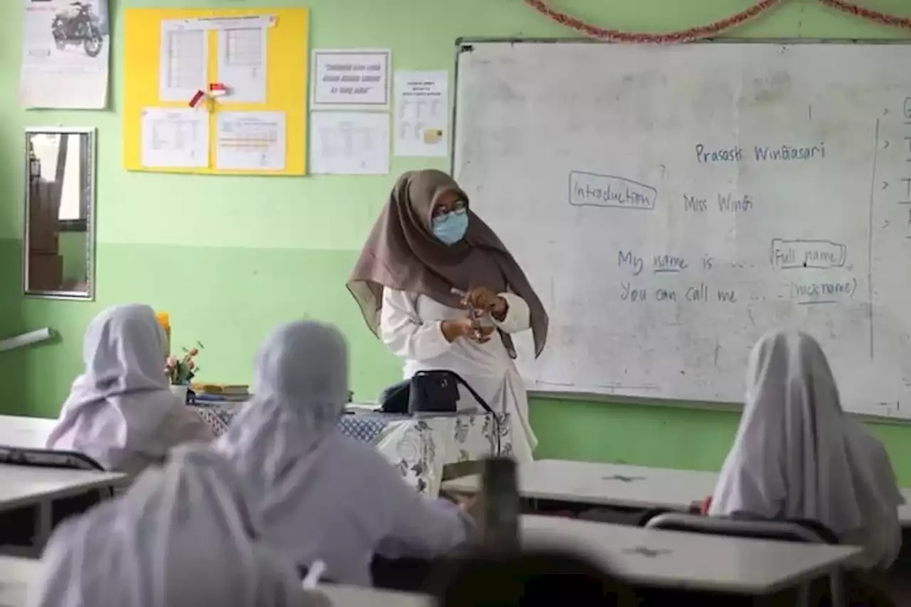 Paksa Belasan Siswi Cukur Rambut, Guru SMP di Lamongan Dilarang Mengajar