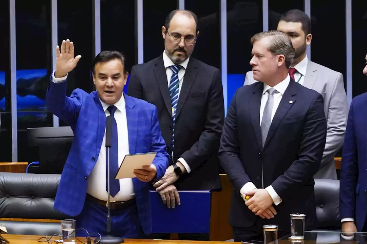 Deputado copia trechos de lei revogada em Porto Alegre e sugere aniversário de Bolsonaro como Dia Nacional do Patriota