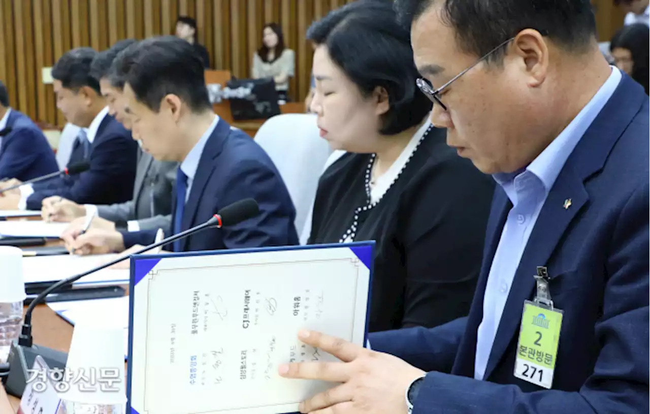 여당, 기업 구내식당에 수산물 강제…비판 일자 학교는 뺐다