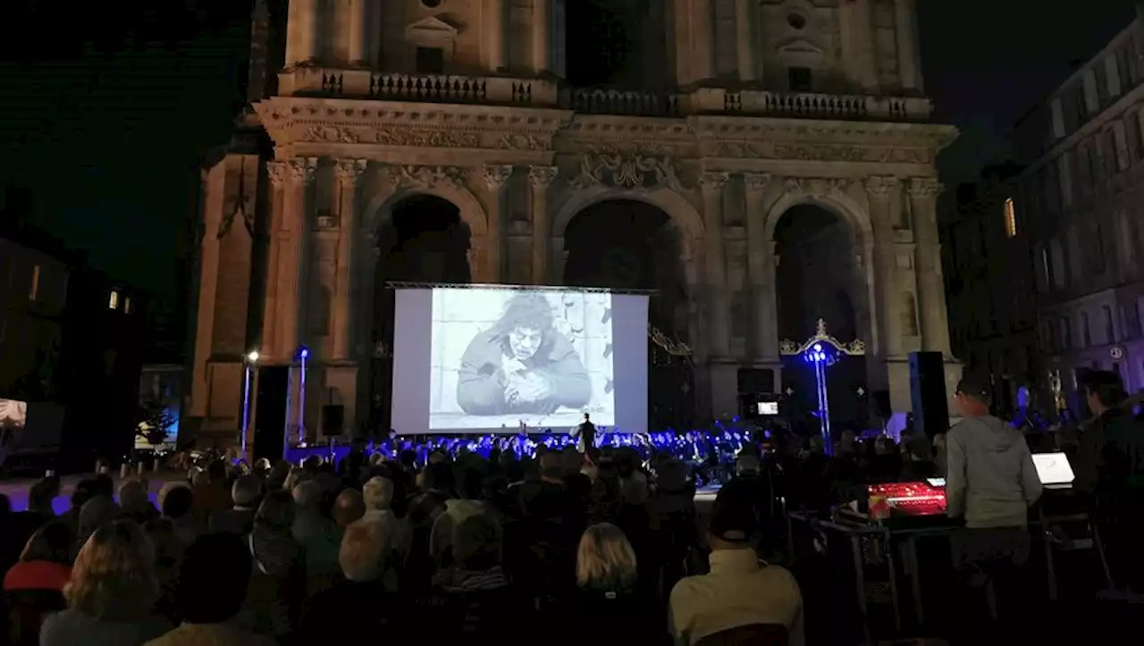 Le Bossu de Notre-Dame fait un carton sur le parvis de la cathédrale d'Auch