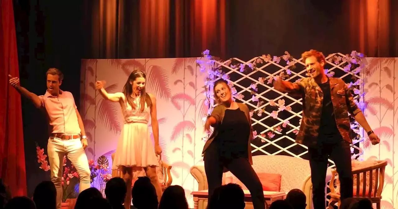 Malibú, una comedia sobre la supuesta “vida perfecta” en el extranjero | Escena