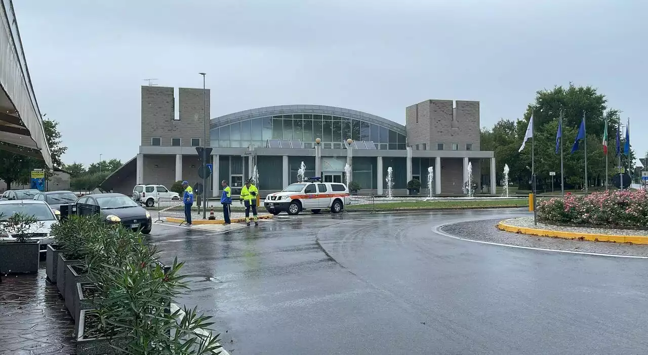 Ex militare 50enne gira armato per strada, poi si barrica in casa: evacuata tutta la zona