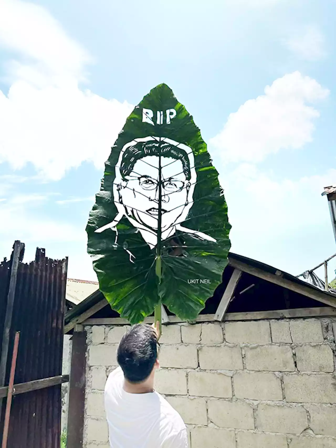 Leaf artist from Samar pays tribute to Mike Enriquez