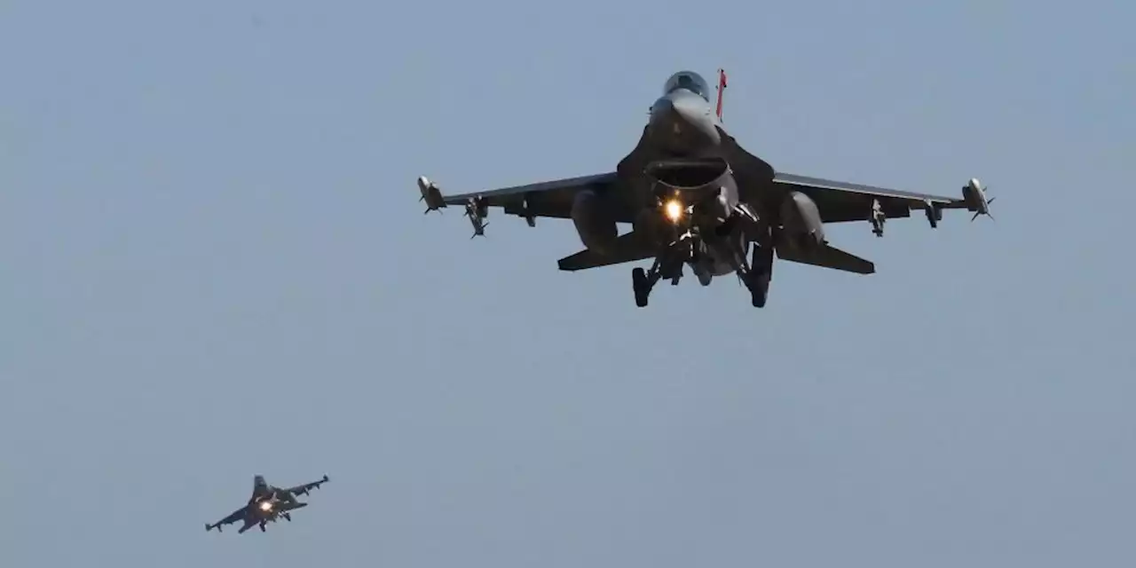 Ukrainische Piloten lernen in Dänemark die F-16 fliegen